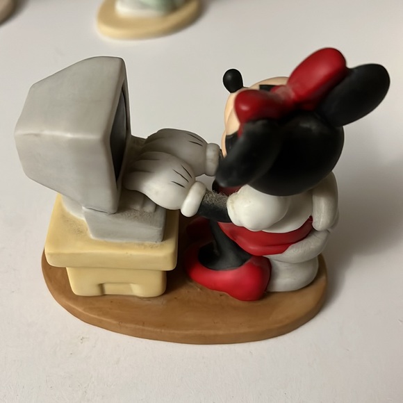 Typist Mini Mouse figurine! - Picture 3 of 4